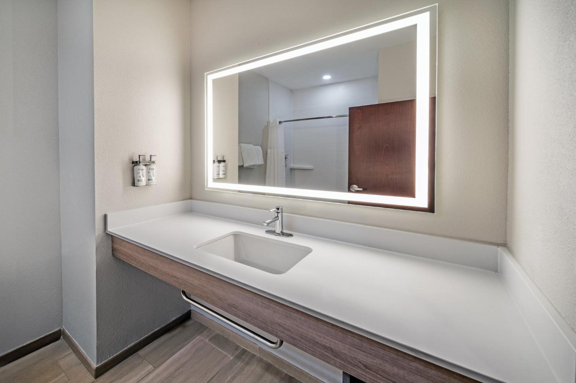 Holiday Inn Express Hotel & Suites Henderson - Traffic Star By Ihg Exterior photo