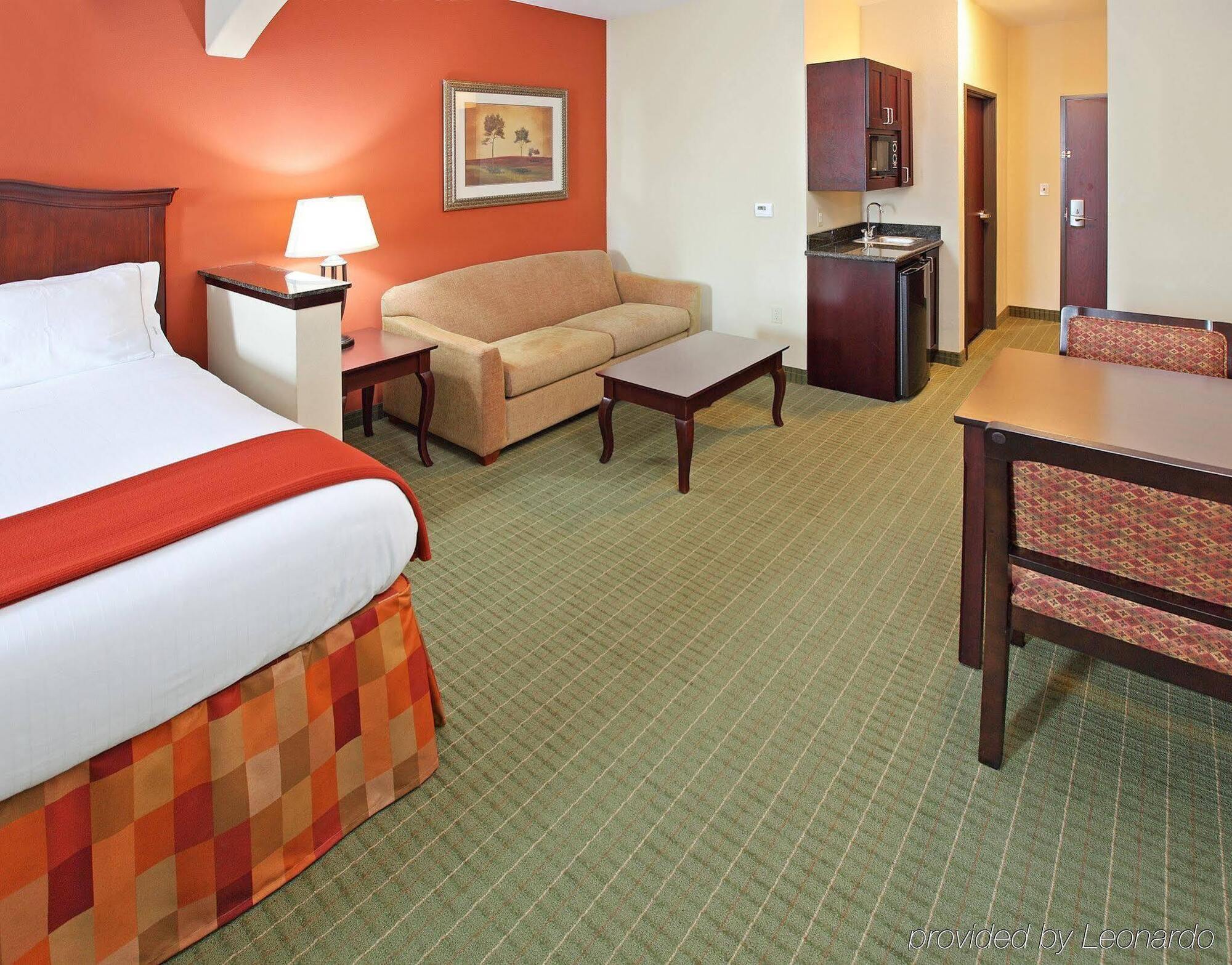 Holiday Inn Express Hotel & Suites Henderson - Traffic Star By Ihg Exterior photo