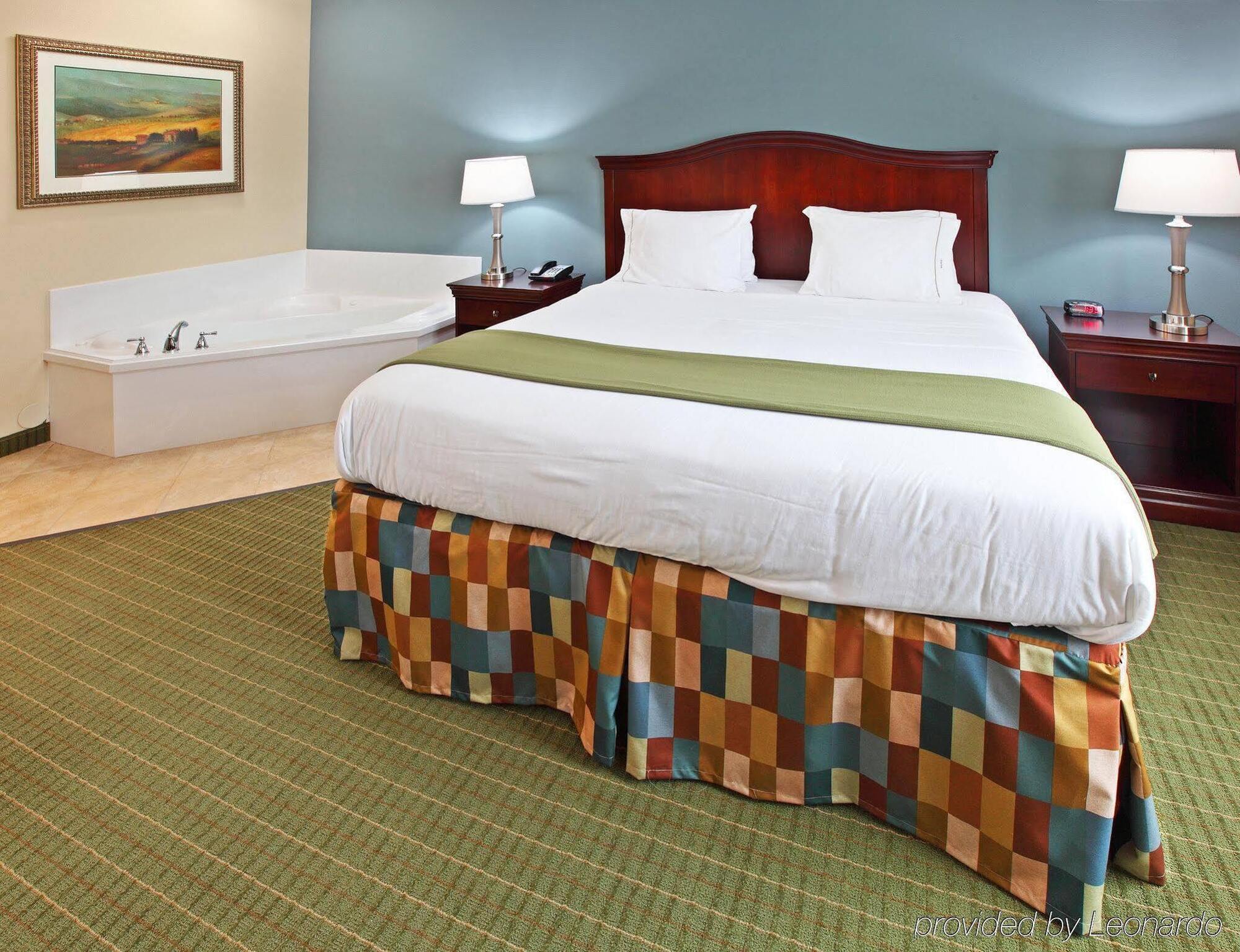 Holiday Inn Express Hotel & Suites Henderson - Traffic Star By Ihg Exterior photo